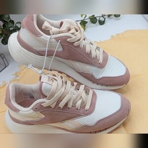 Reebok Womens Classic Leather Retro Runner Sneaker Size 7 Smokey Rose Chalk